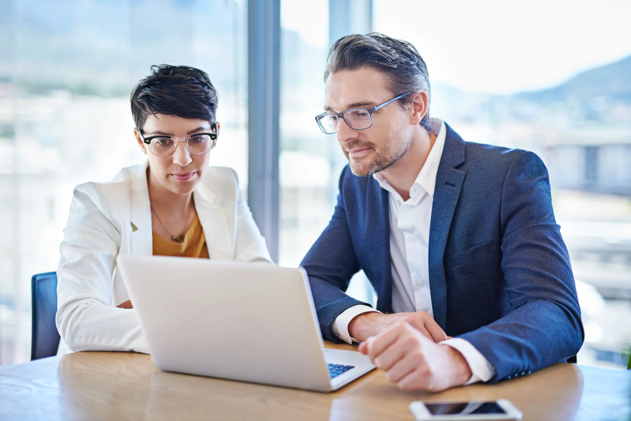 nearshore office, to meneske som jobber sammen